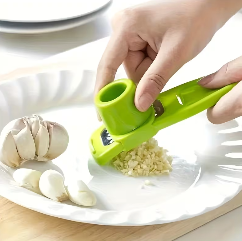 Green 1pc Mini Garlic Grinder Creative Garlic Press Kitchen Garlic Mash Manual Garlic Mashing Kitchen Gadgets Outdoor BBQ Small Tool